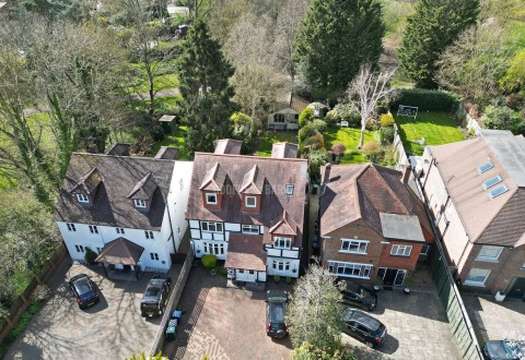 Milespit Hill, Mill Hill Village