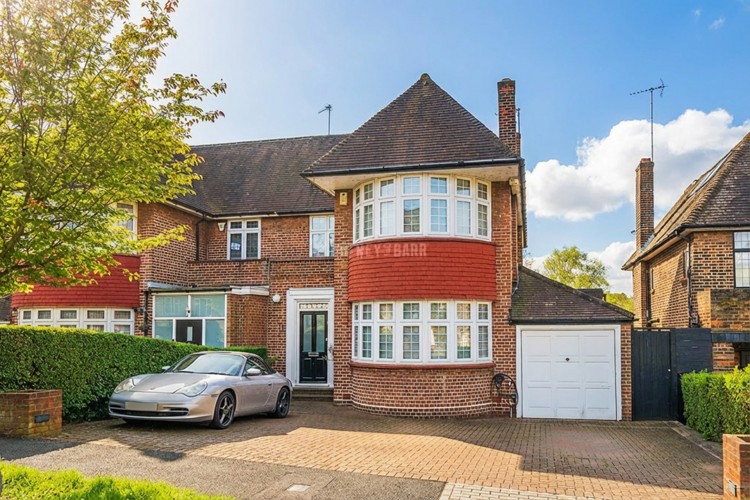 View Full Details for Dorchester Gardens, Hampstead Garden Suburb borders